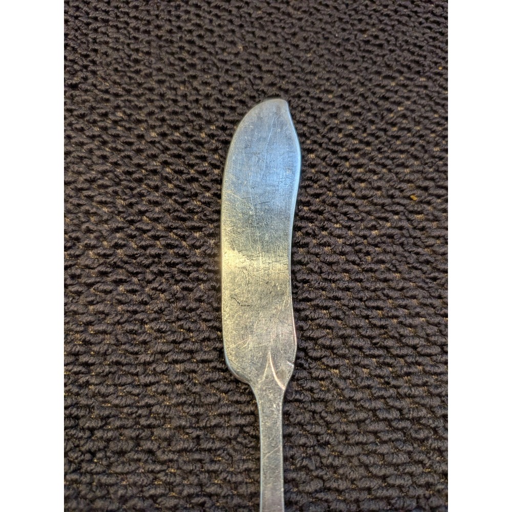 Vintage Butter Spreader Ornate Scroll Crest Silver Plate Flatware Cottagecore - Picture 4 of 5